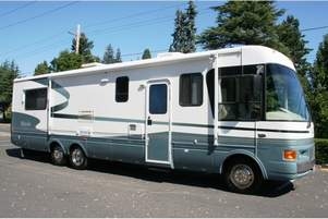 2000 NATIONAL TROPI-CAL 37' Clean, Low miles, 2 slides, leather