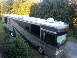 Beautiful and Well Kept 2005 Winnebago Journey G Motorhome